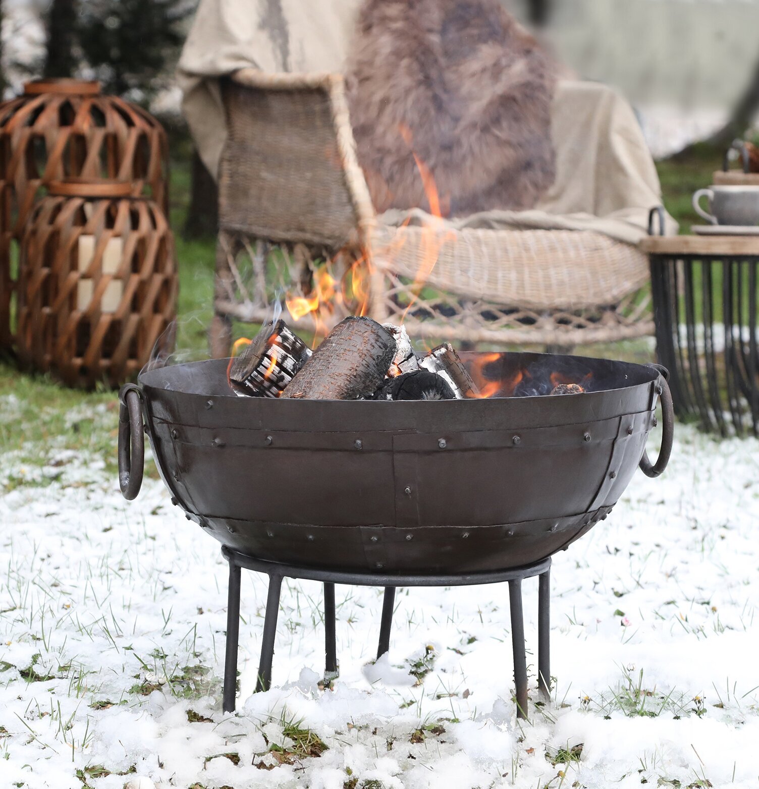 Grimaud Eldfat På Fot från Chic Antique utomhus i snö