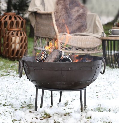 Grimaud Eldfat På Fot från Chic Antique utomhus i snö