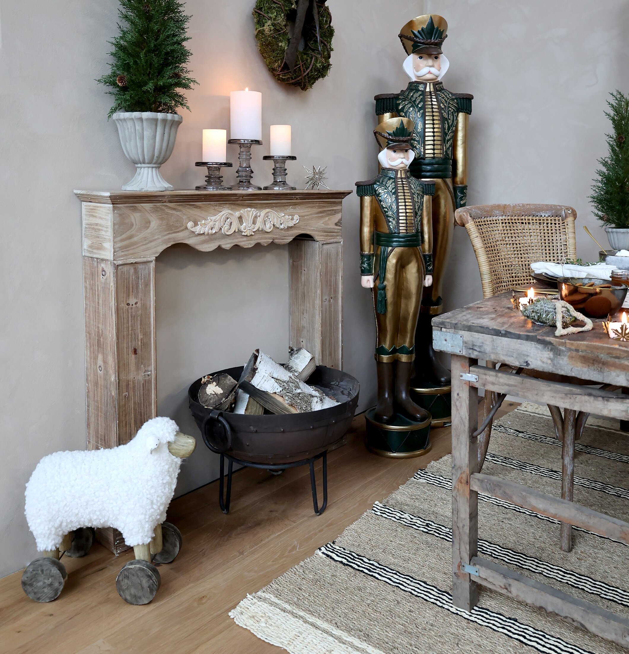 Grimaud Eldfat På Fot från Chic Antique i rustik miljö