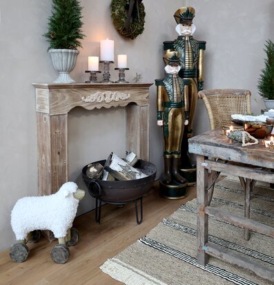 Grimaud Eldfat På Fot från Chic Antique i rustik miljö