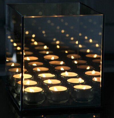 Endless 9 Light Cube Smokey från Endless Light på bord