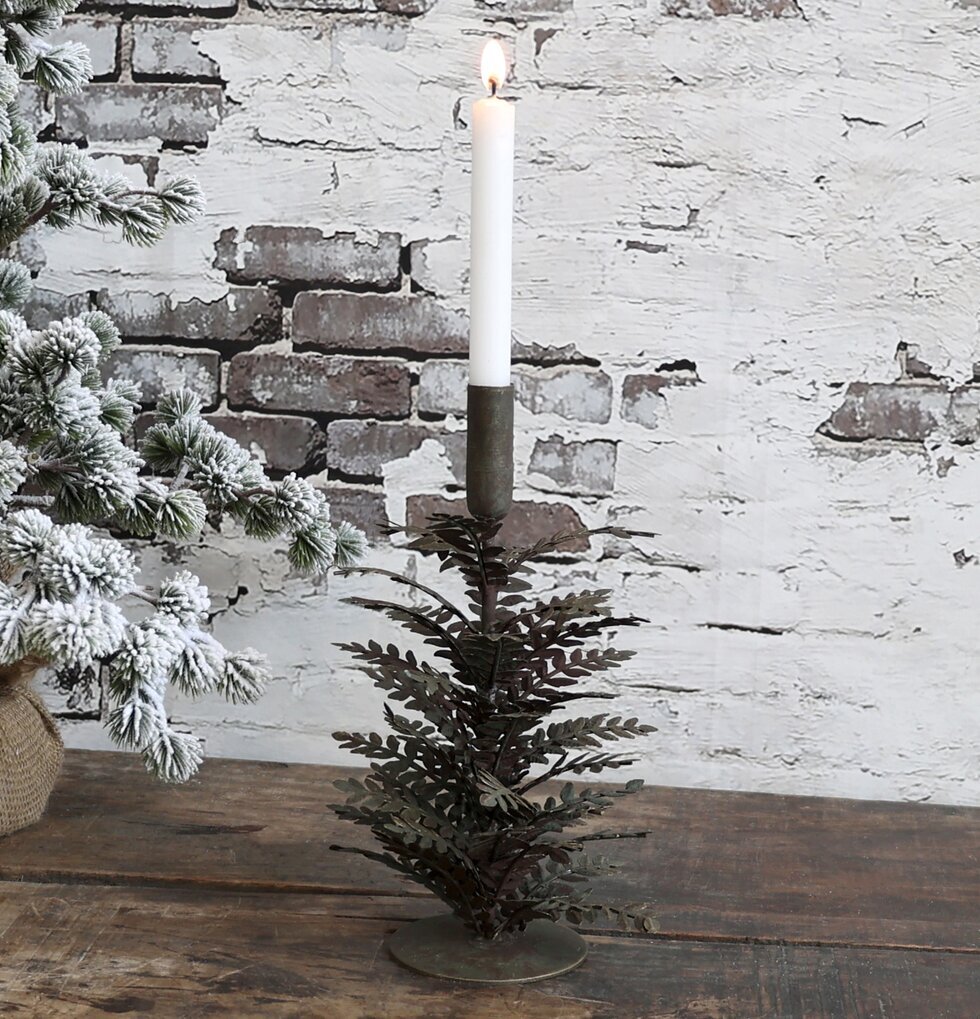 Ljusstake Blad Antik Mässing från Chic Antique på rustikt bord