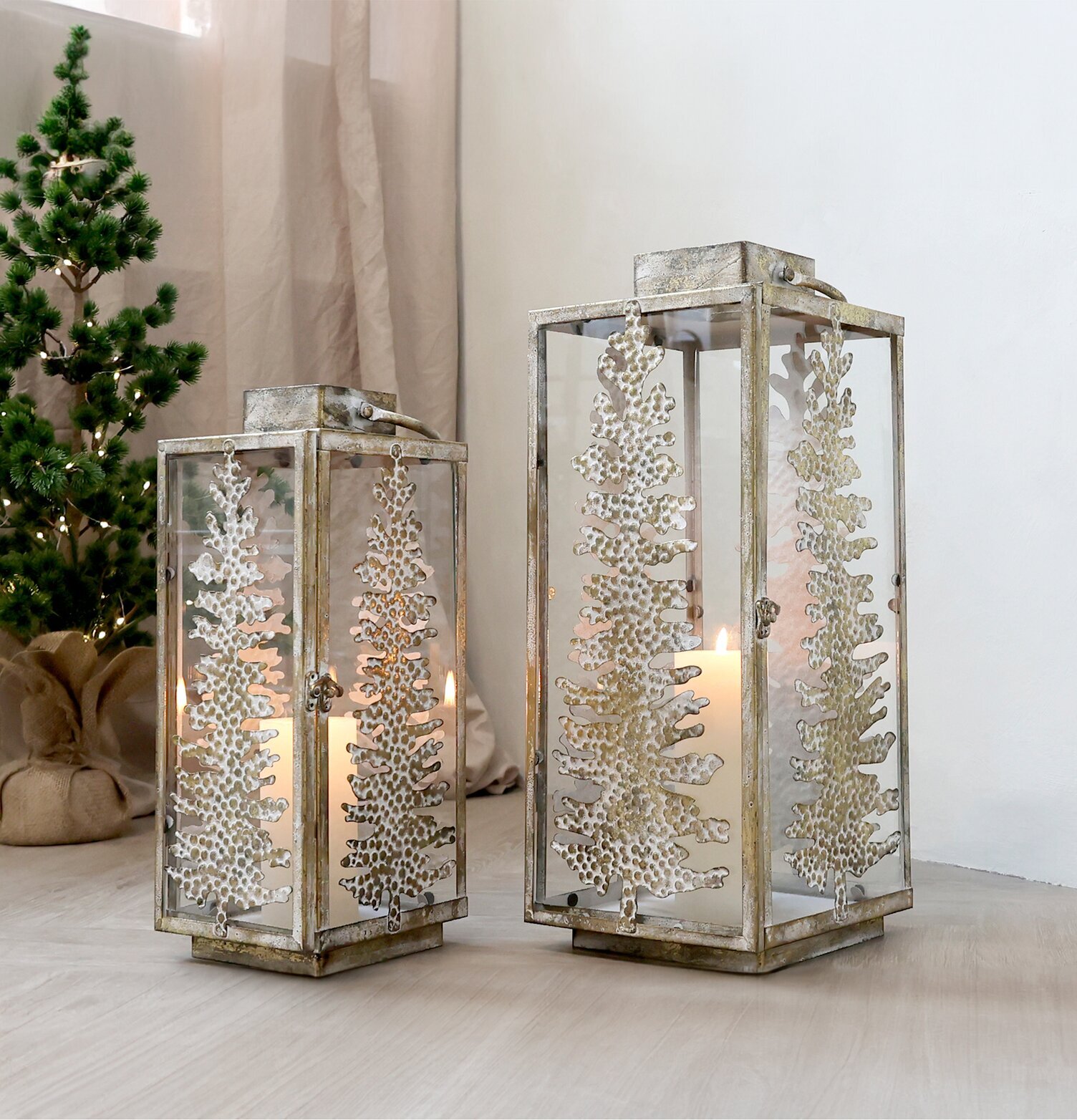 Lanterna Gran Antik Mässing från Chic Antique bredvid gran