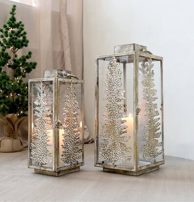 Lanterna Gran Antik Mässing från Chic Antique bredvid gran