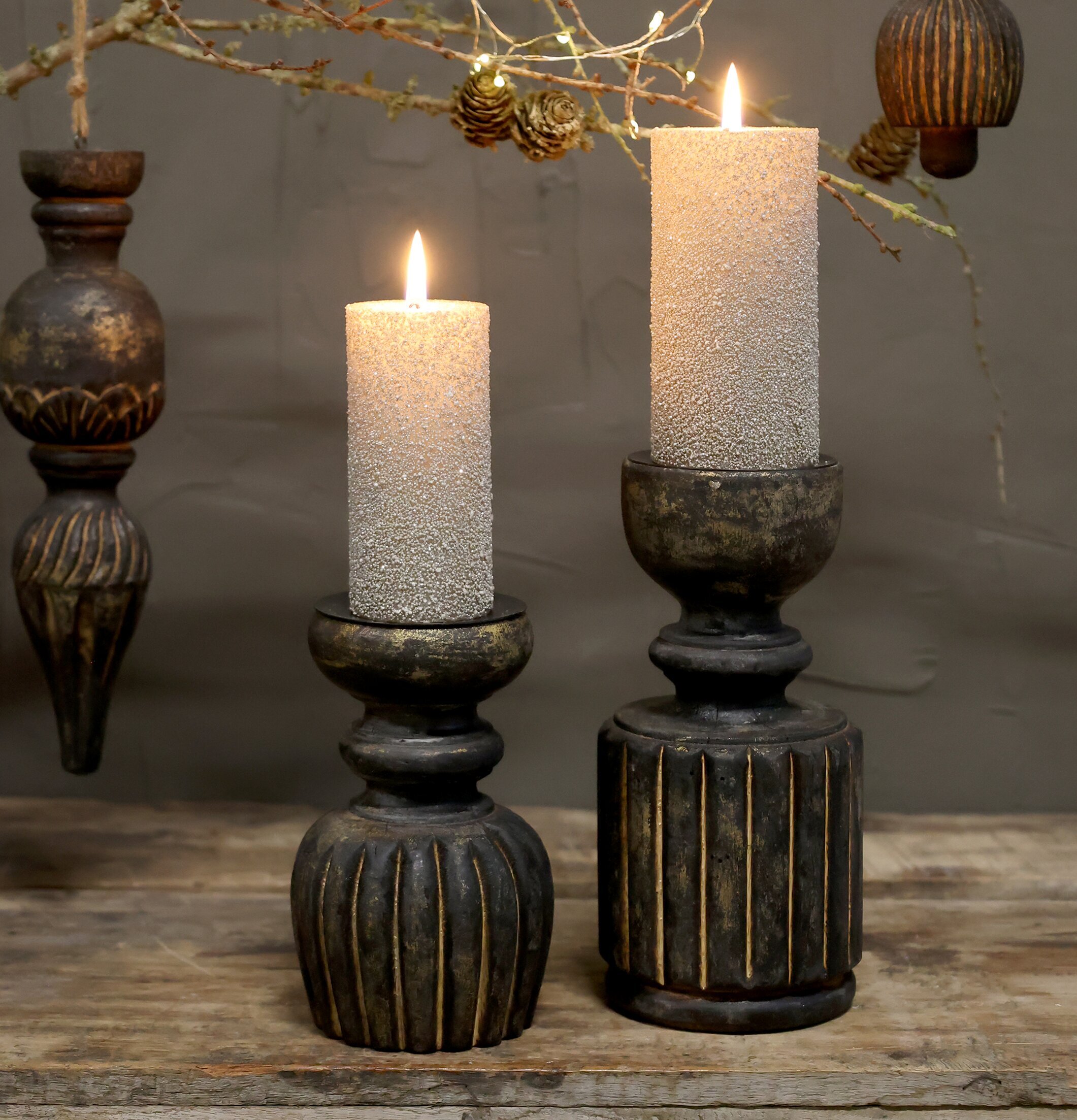 Ljusstake Rand Antikbrun från Chic Antique på grov träyta