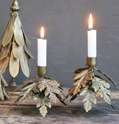 Ljusstake Blad Antik Mässing från Chic Antique på träbord