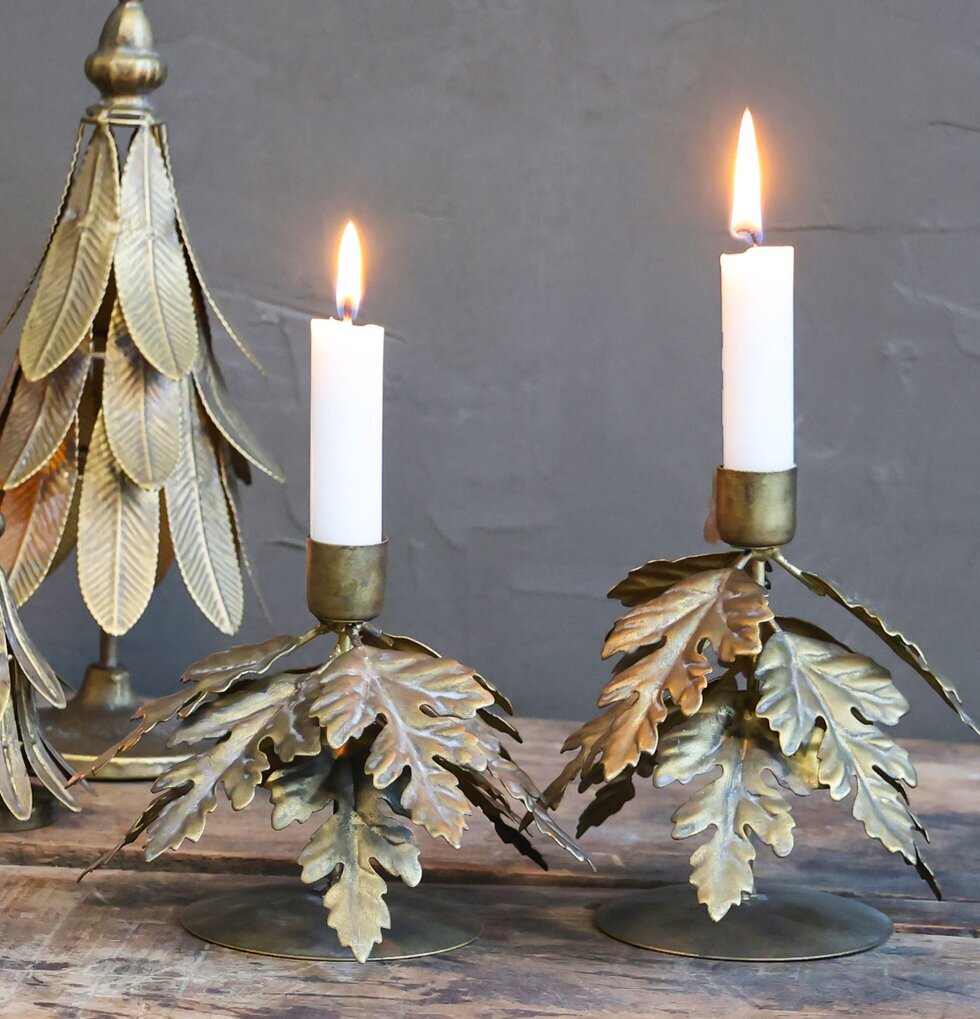 Ljusstake Blad Antik Mässing från Chic Antique på träbord