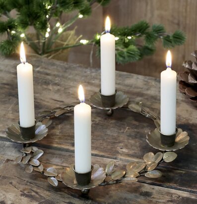 Adventskrans Antik Mässing från Chic Antique på träbord