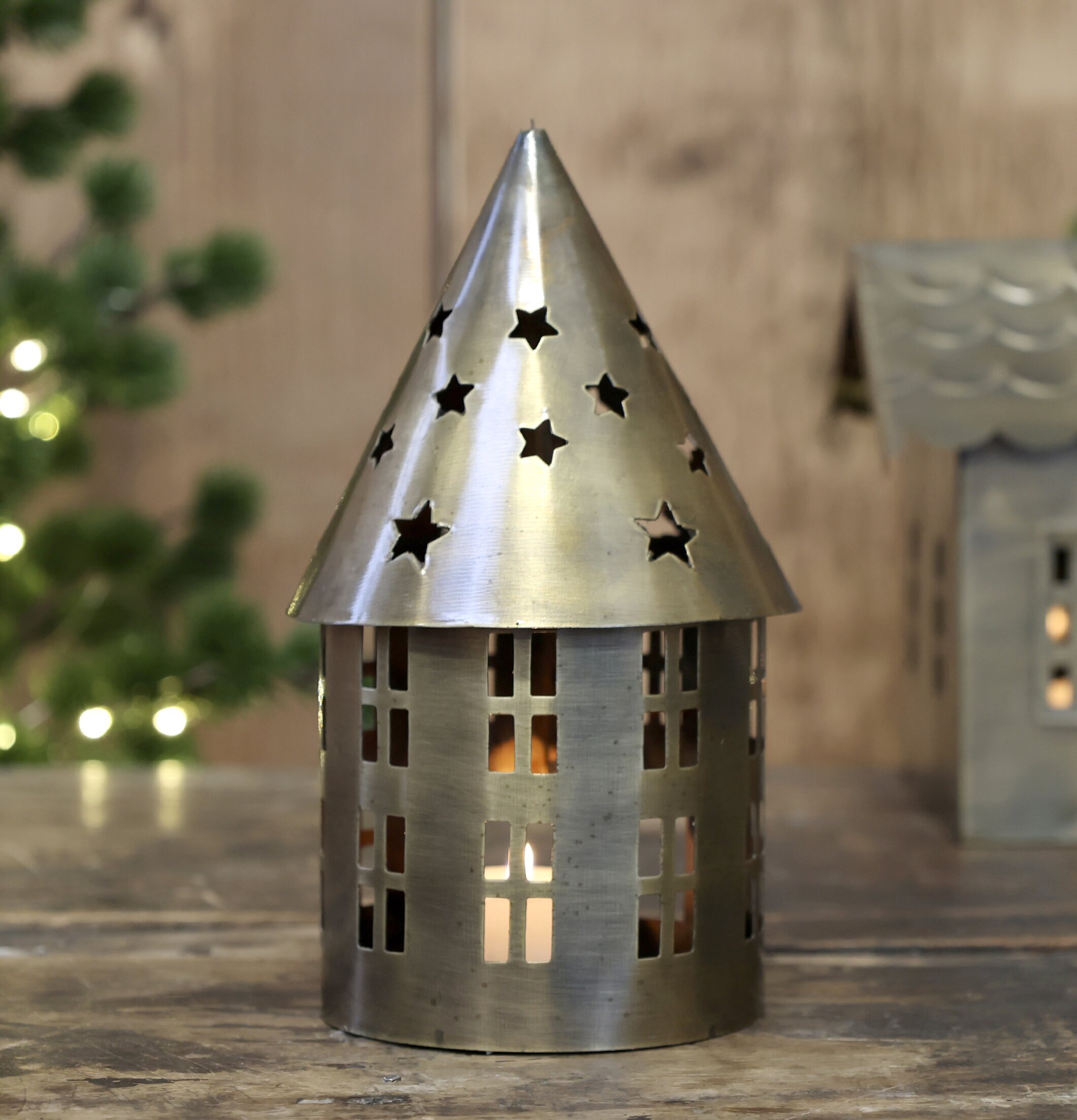 Ljushus Antik Mässing från Chic Antique på rustikt träbord