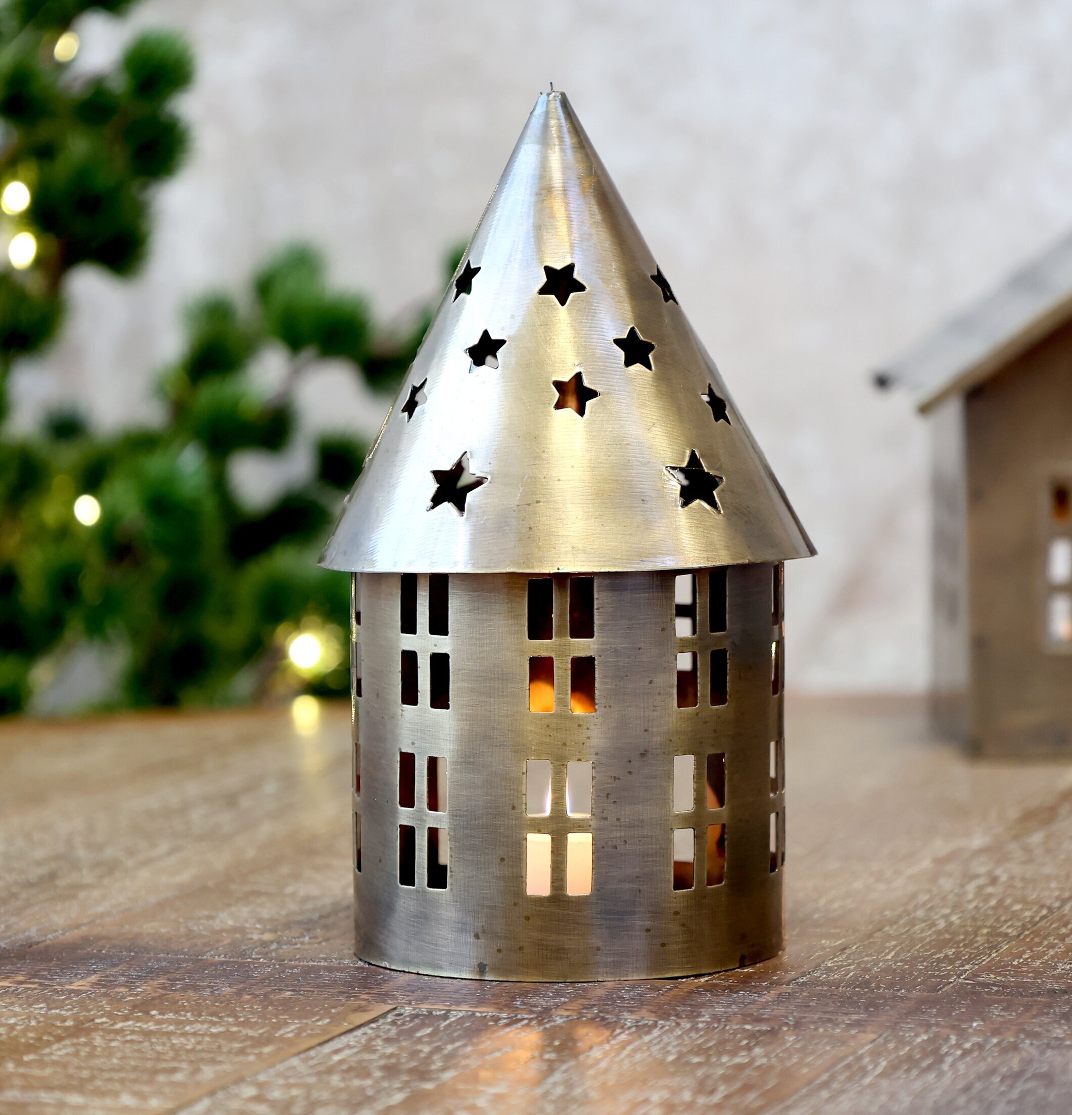 Ljushus Antik Mässing från Chic Antique på ett träbord