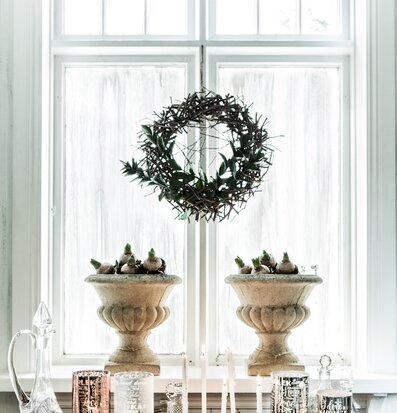 Love Rosé Hög - Majas Cottage på fönsterbräda med dekorationer