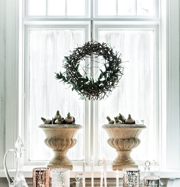 Love Rosé Hög - Majas Cottage på fönsterbräda med dekorationer