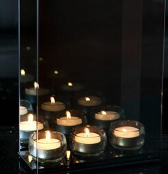 Endless 3 Light Smokey Grey från Endless Light i mörk miljö