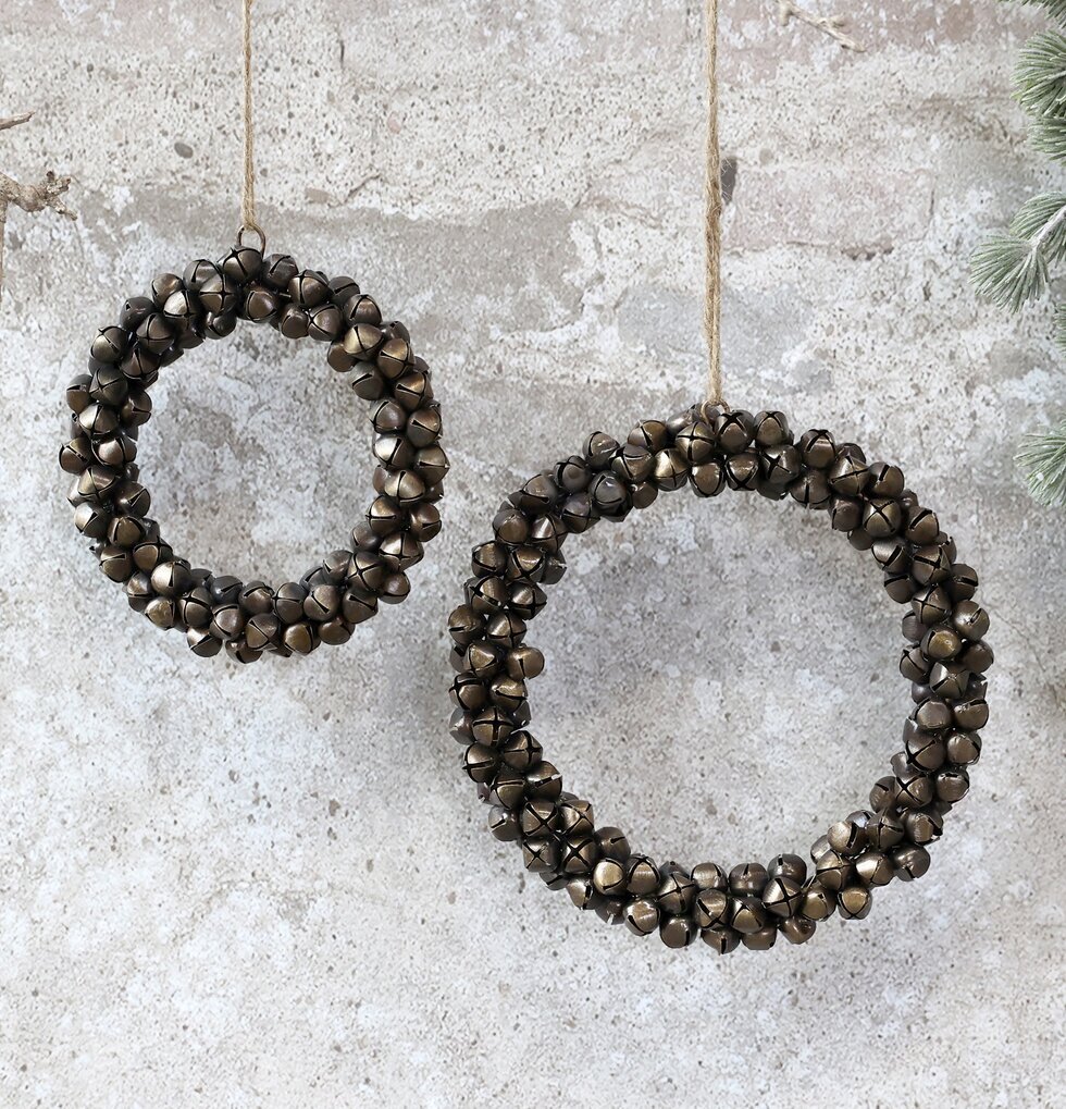 Krans Bjällra Antik Mässing från Chic Antique på vit vägg