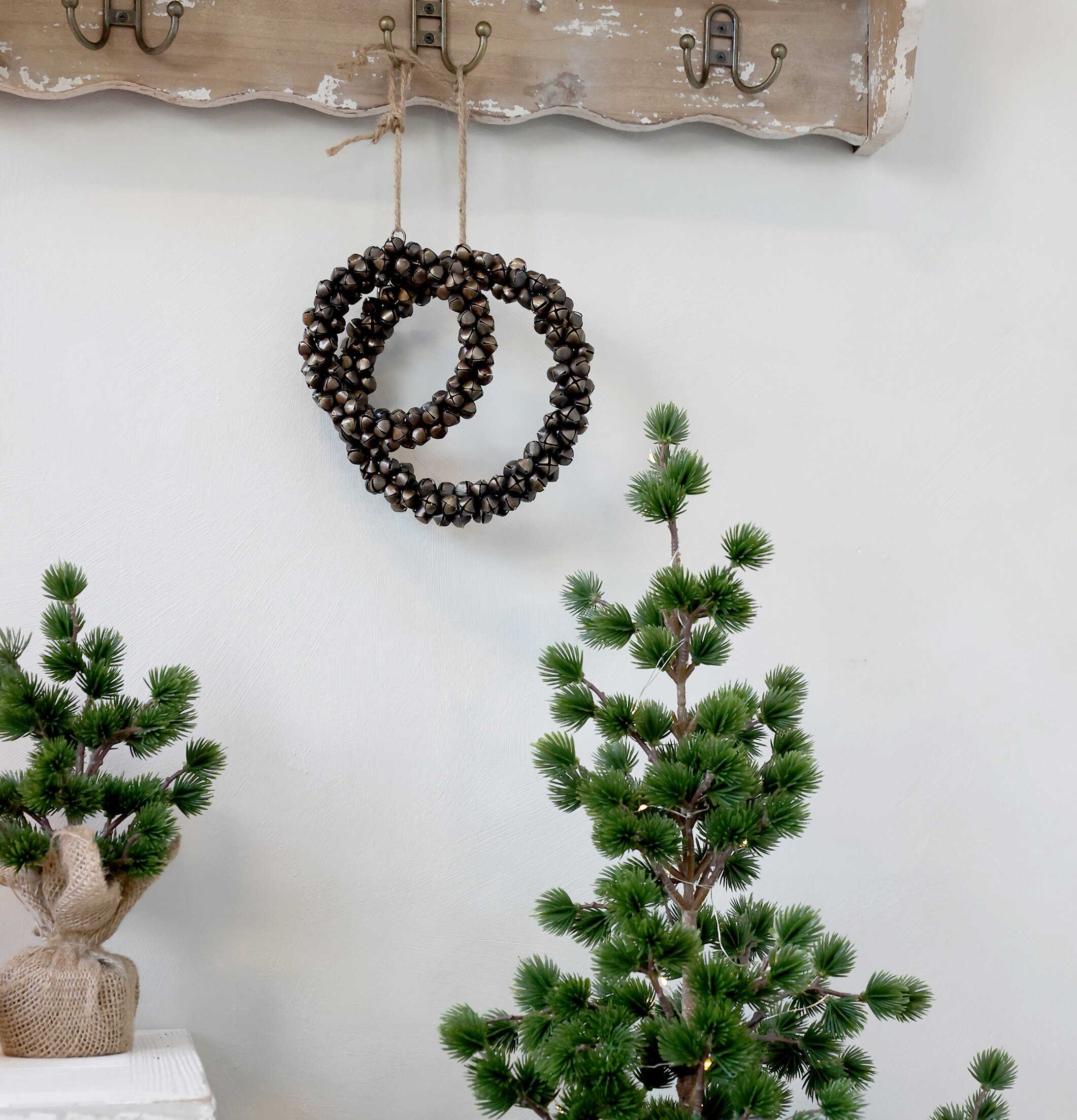 Krans Bjällra Antik Mässing från Chic Antique på träkrok