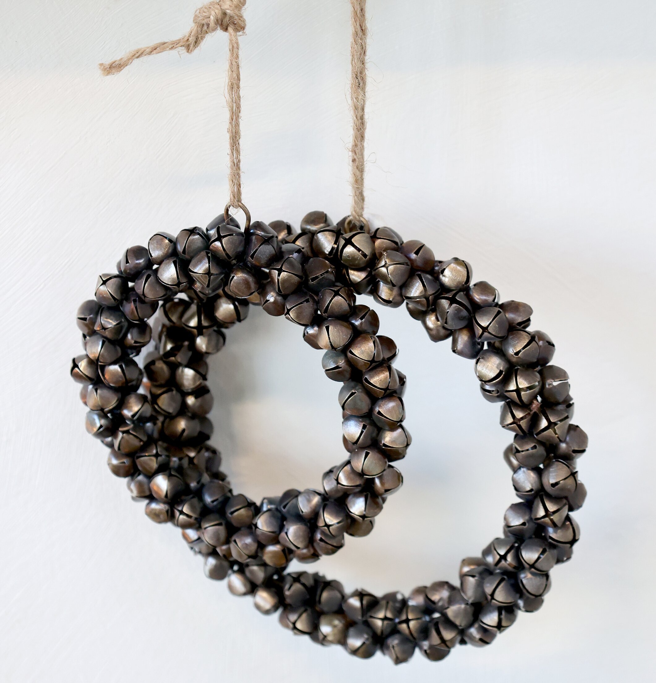 Krans Bjällra Antik Mässing från Chic Antique på ljus vägg