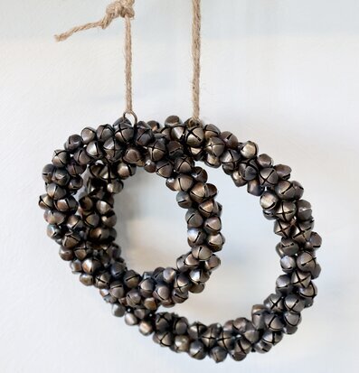 Krans Bjällra Antik Mässing från Chic Antique på ljus vägg