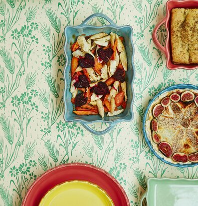 Ugnsform Small Gul från Rice i ett färgglatt köksstilleben