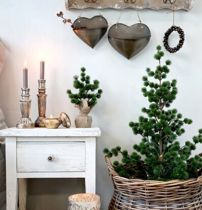 Dekorationshjärta Antik Mässing från Chic Antique på vit vägg