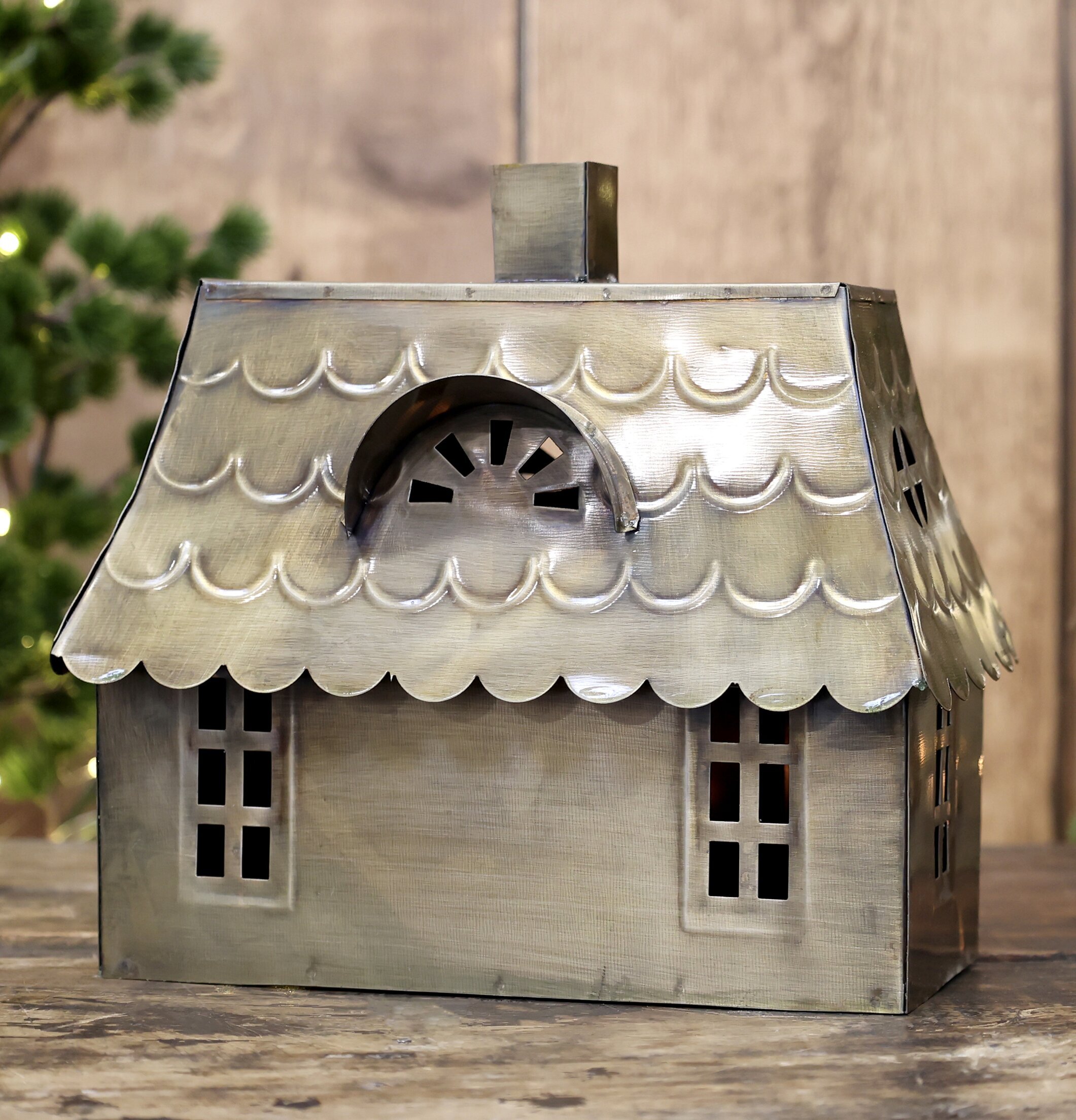 Ljuslykta Hus Antik Mässing från Chic Antique i rustik miljö