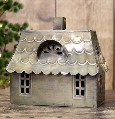 Bild av ljuslykta formad som hus med antik mässing