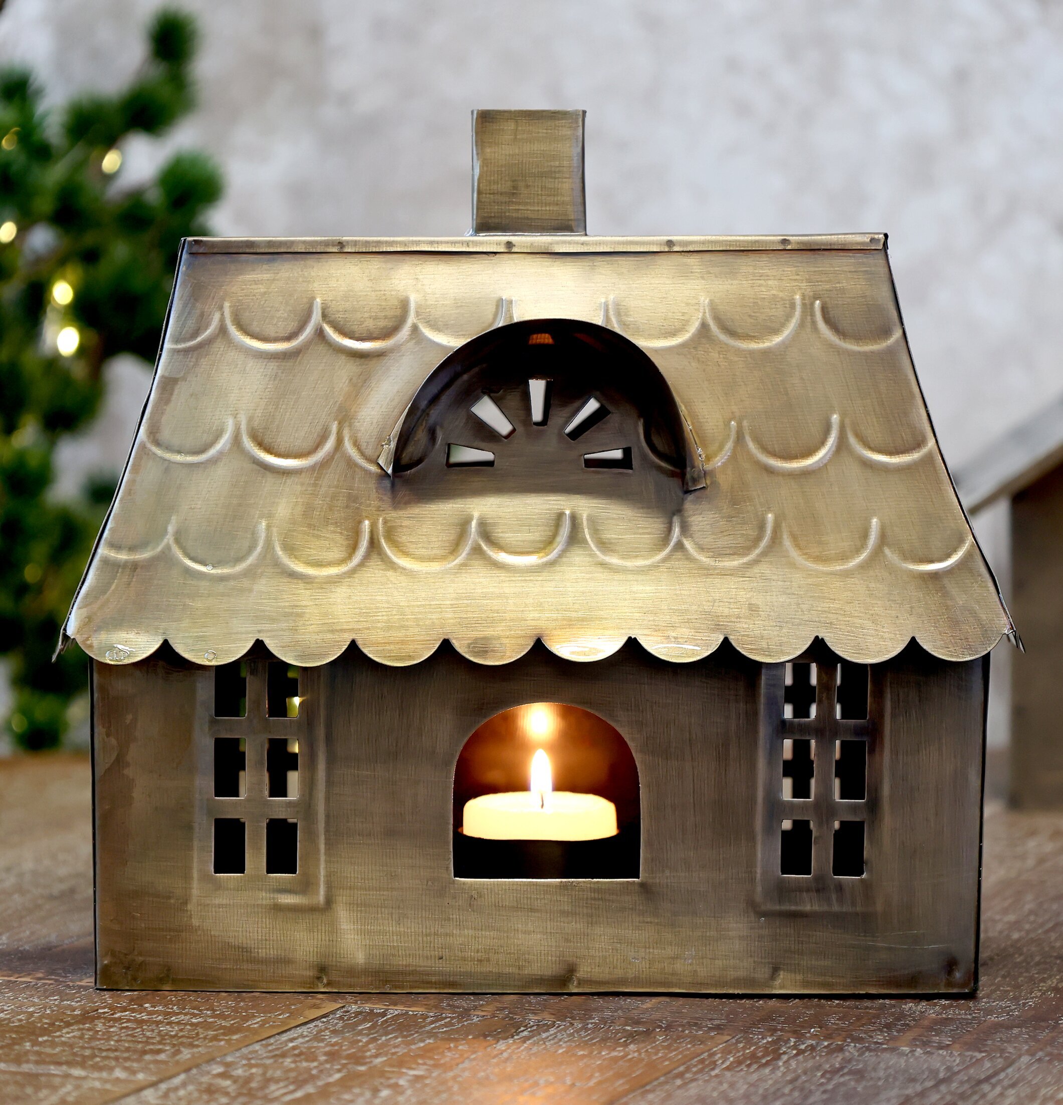 Ljuslykta Hus Antik Mässing från Chic Antique på träbord