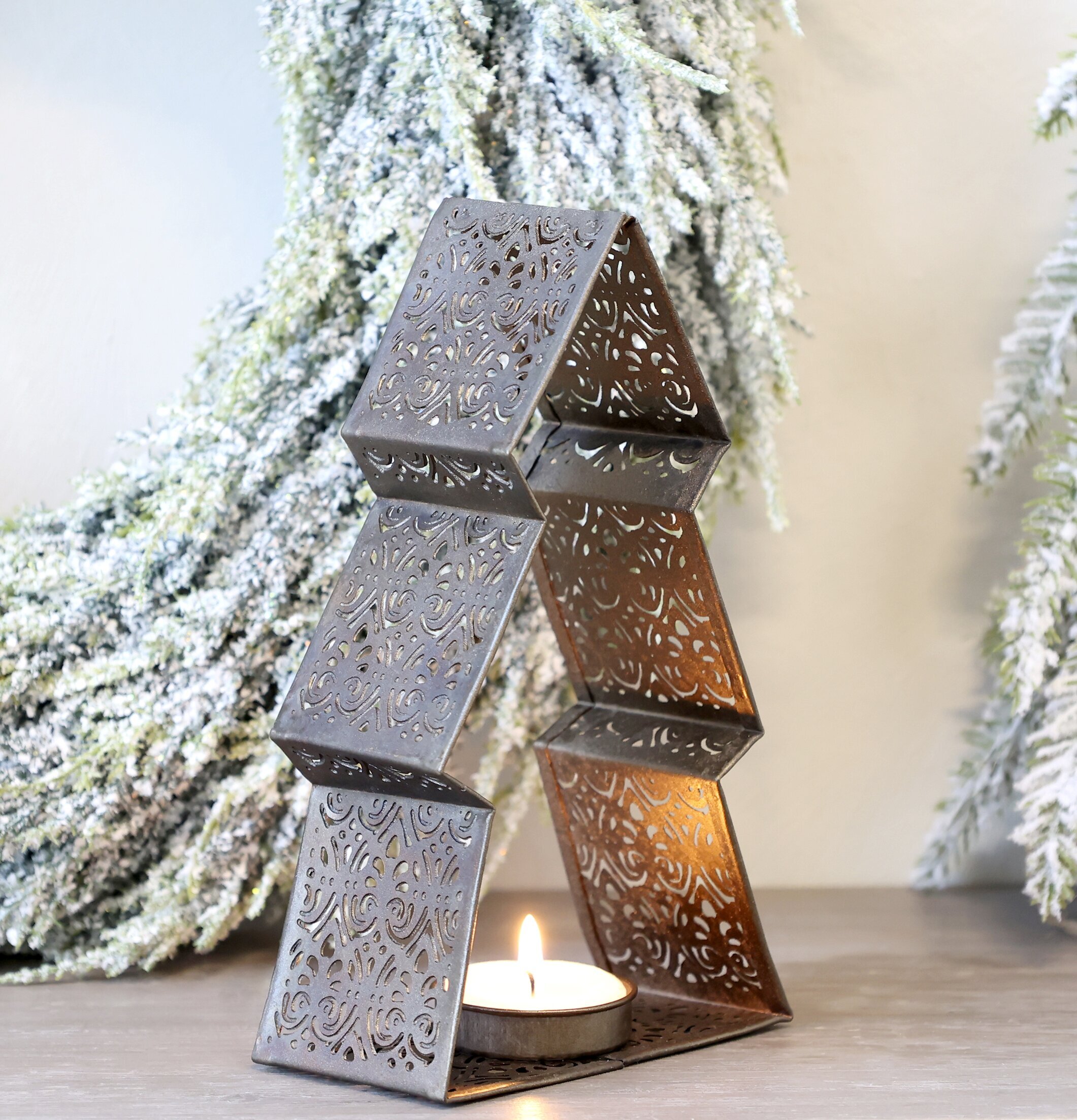 Ljushållare Gran Antik Mässing från Chic Antique på bord