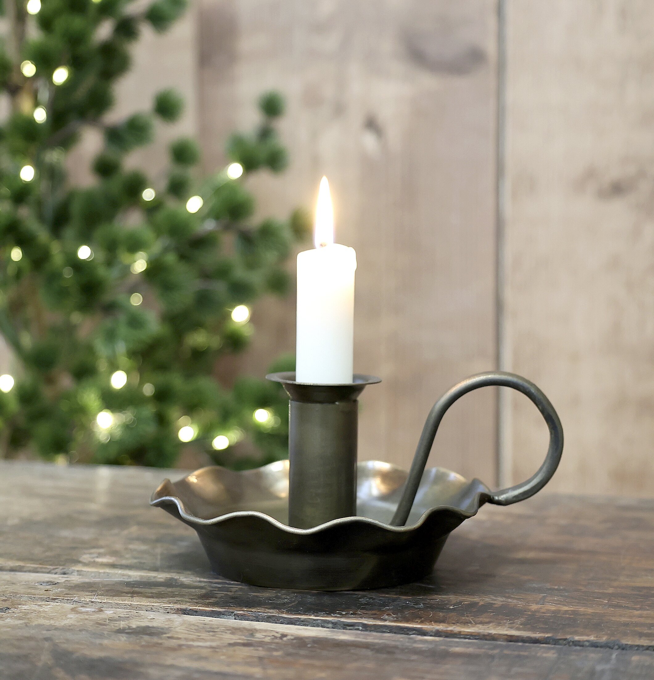 Kammarljusstake Antik Mässing från Chic Antique på träbord