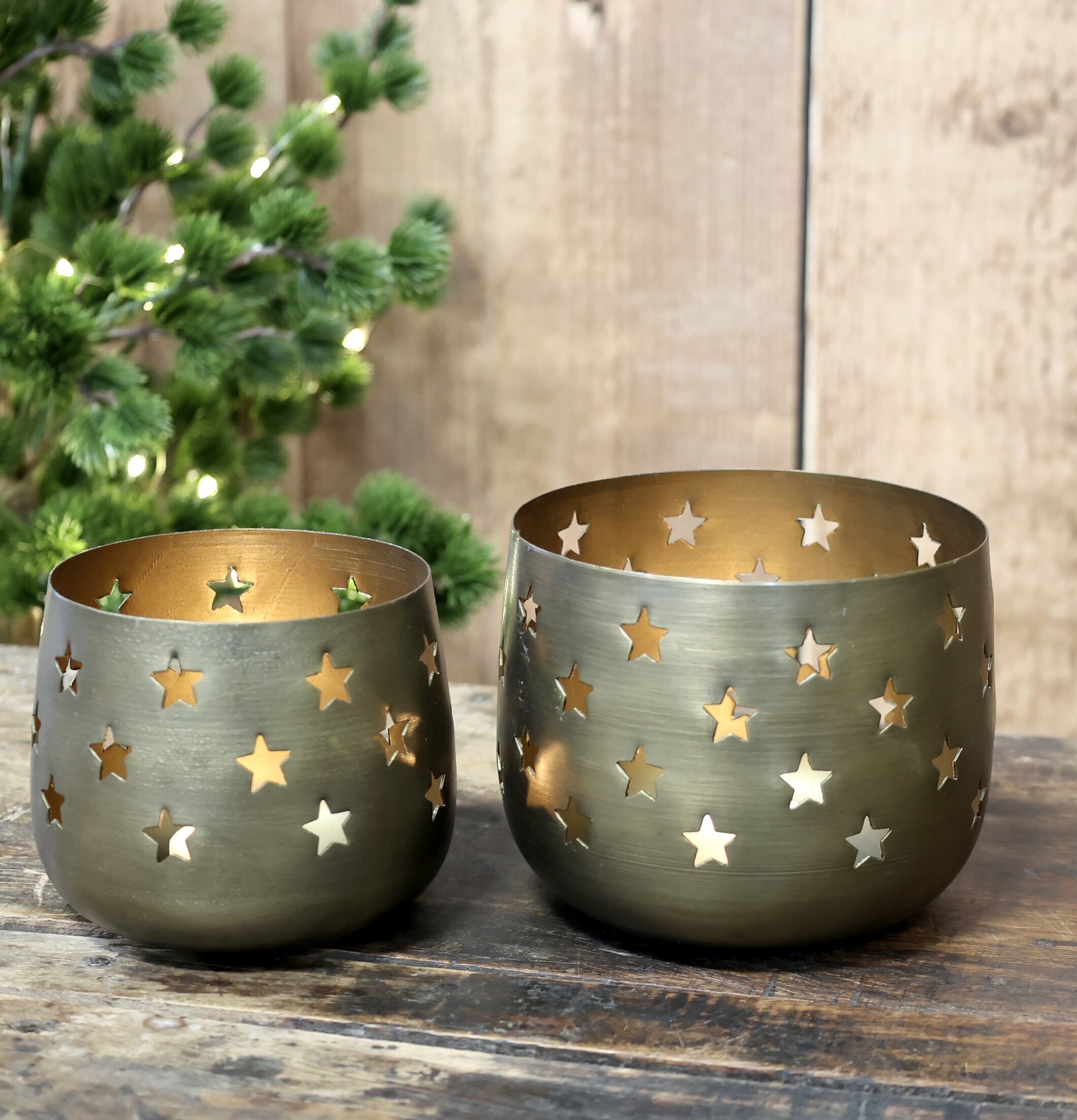 Ljuslykta Antik Mässing Set/2 från Chic Antique på träbord