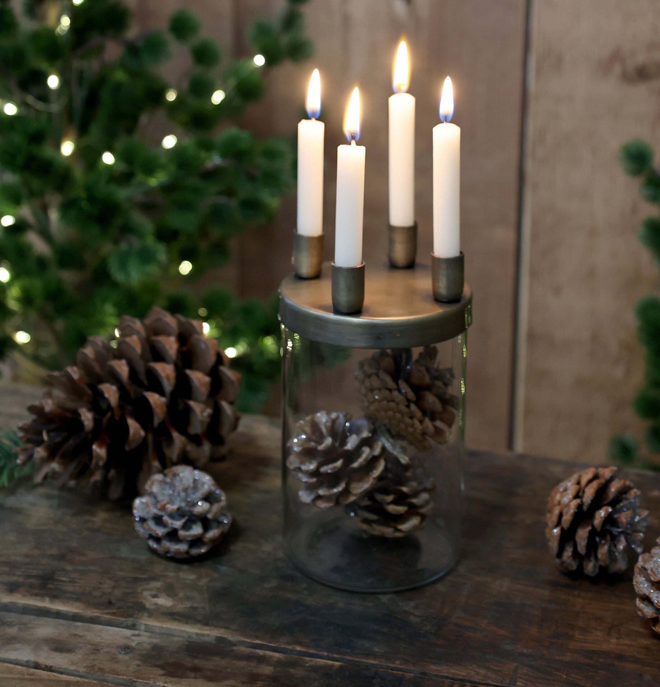 Ljusstake Antik Mässing från Chic Antique på rustikt träbord