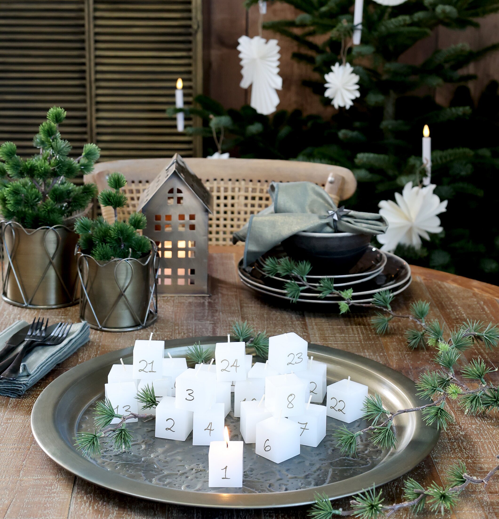 Dekorationsfat Antik Mässing från Chic Antique på träbord