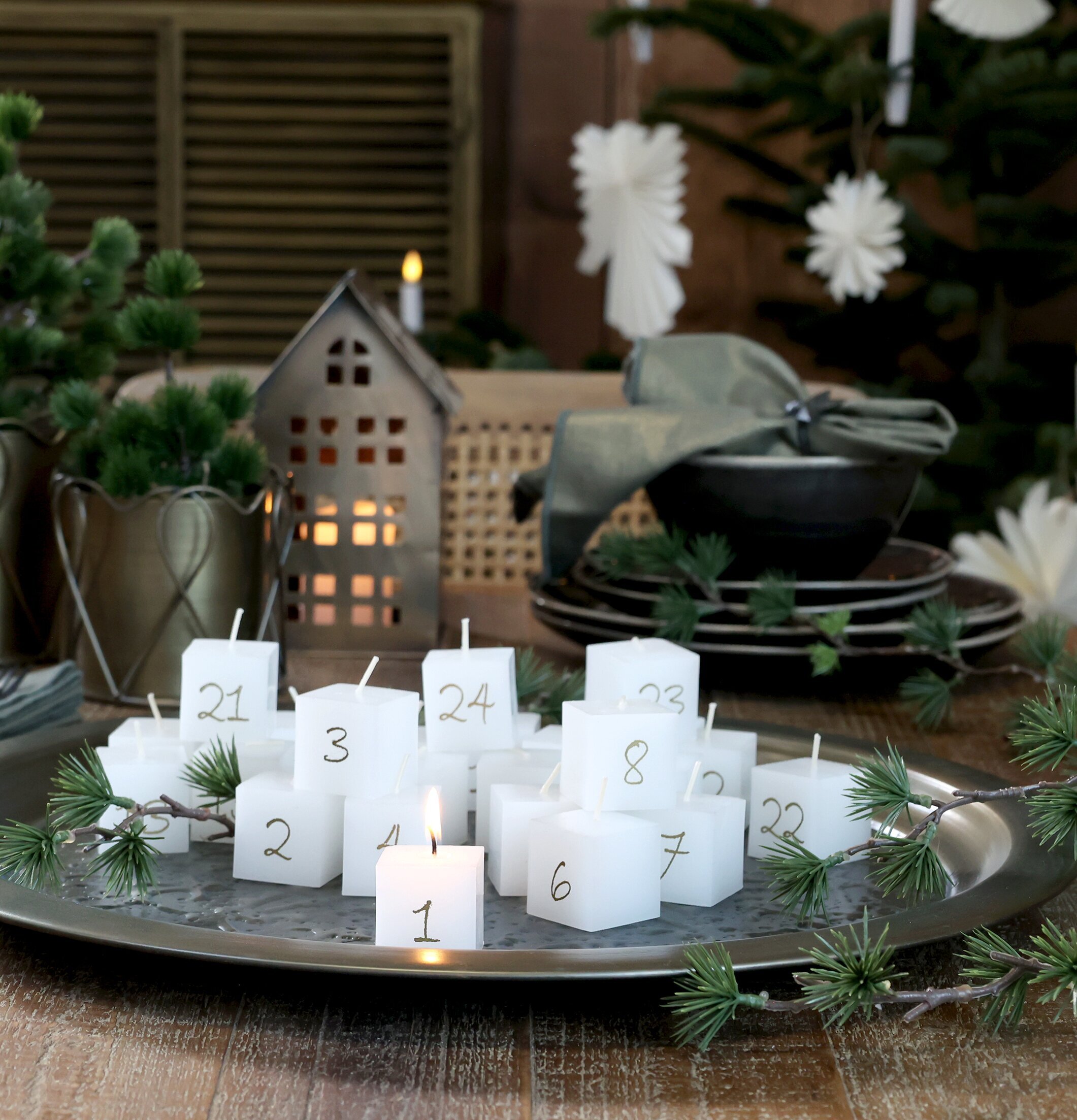 Dekorationsfat Antik Mässing från Chic Antique med adventsljus