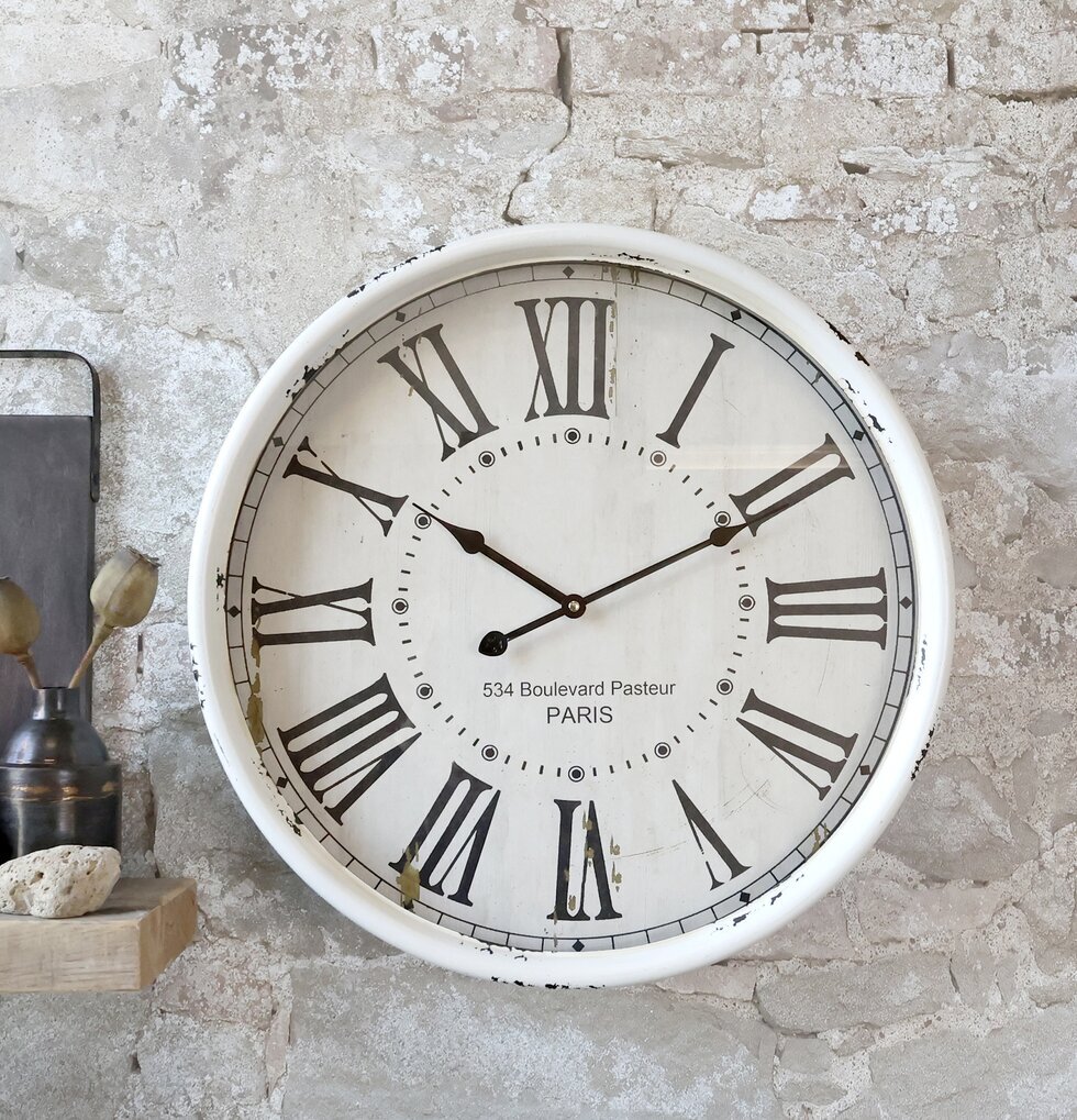 Väggklocka Antik Creme från Chic Antique på rustik stenvägg