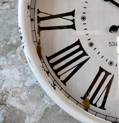 Väggklocka Antik Creme från Chic Antique på rustik vägg