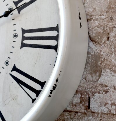 Väggklocka Antik Creme från Chic Antique på rustik murvägg