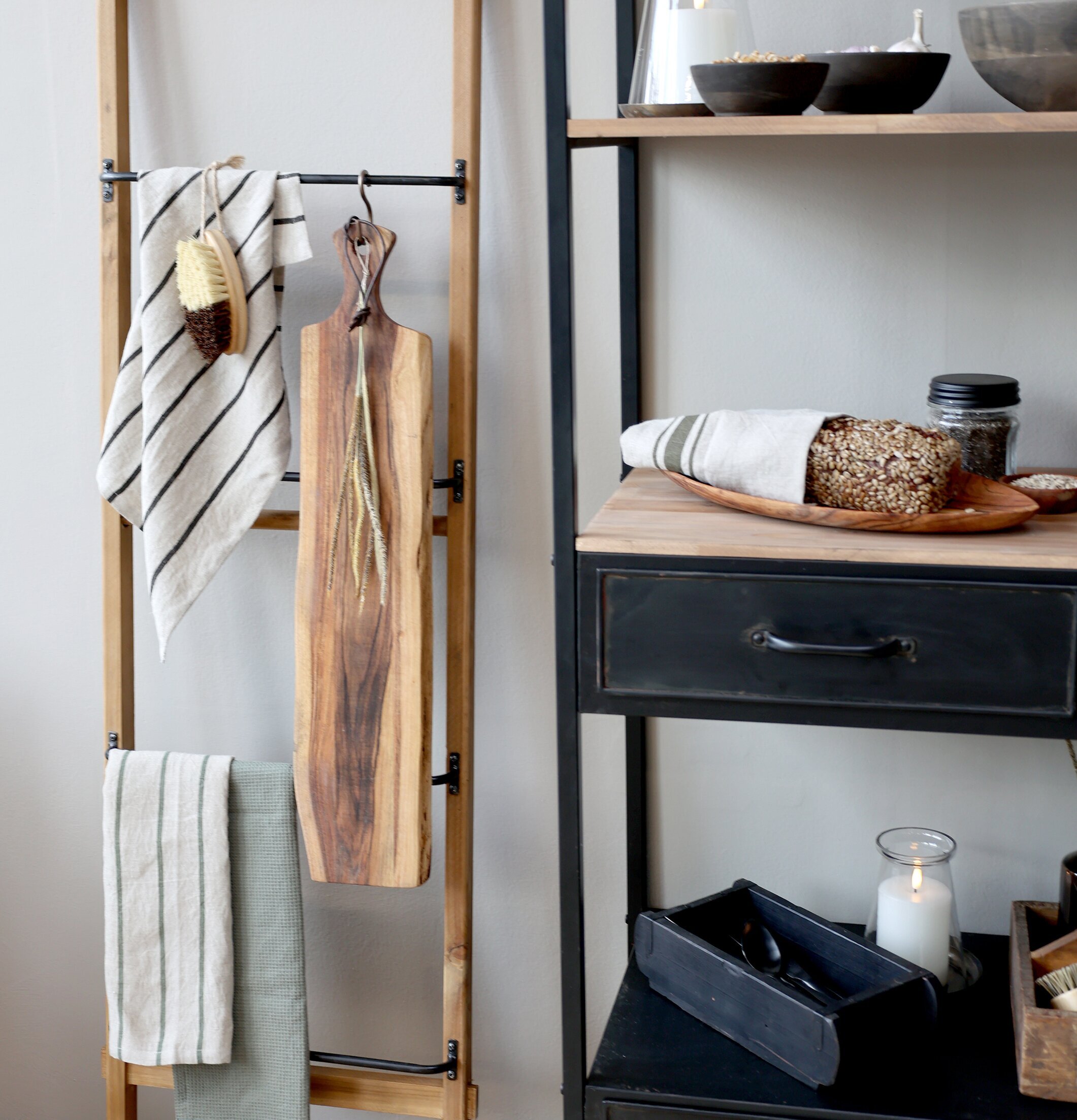 Tapasbräda Oljad Akacia från Chic Antique i köksmiljö