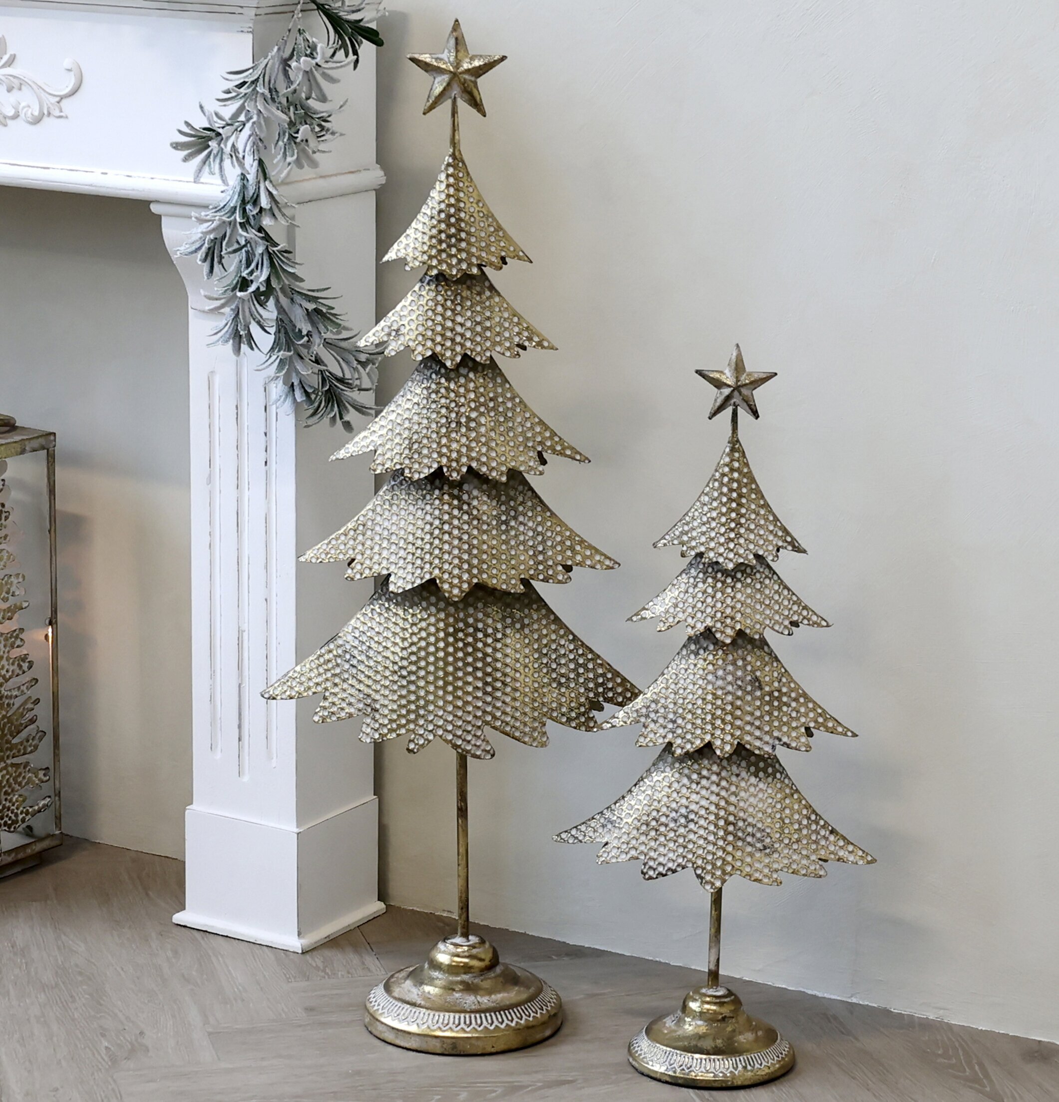 Julgran Deco Antik Mässing från Chic Antique vid eldstad