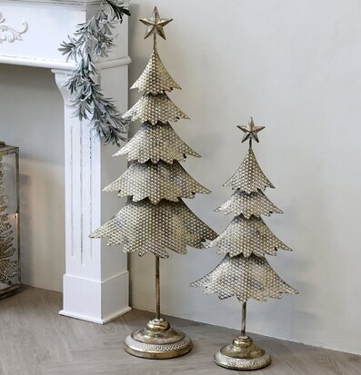 Julgran Deco Antik Mässing från Chic Antique vid eldstad