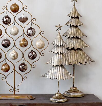 Julgran Deco Antik Mässing från Chic Antique på mörk trämöbel