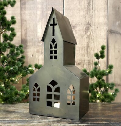 Bild av antik ljuslykta formad som kyrka i mässing