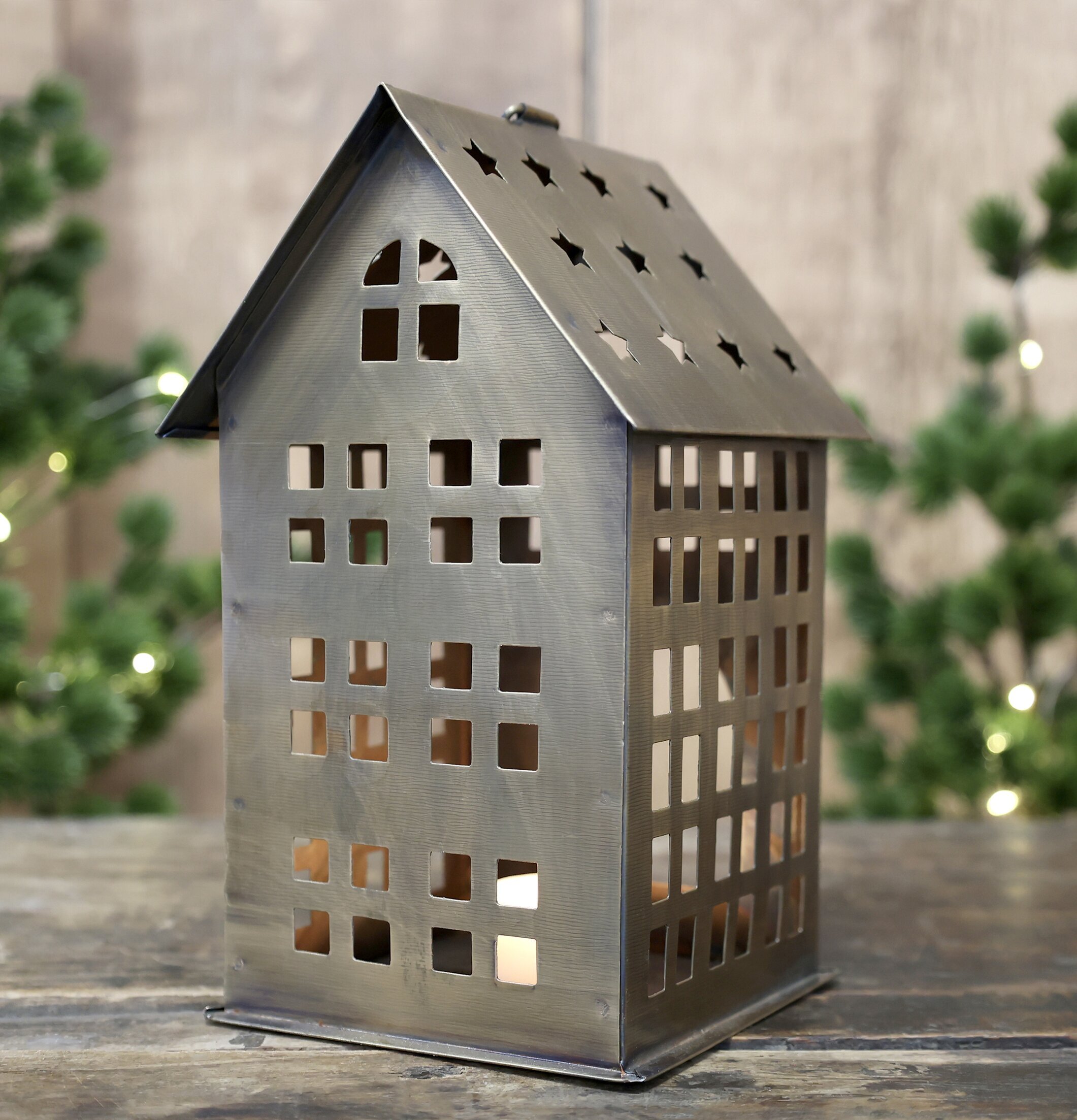 Foto av ljuslykta i antik mässing med stämningsljus