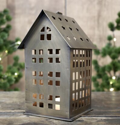 Foto av ljuslykta i antik mässing med stämningsljus