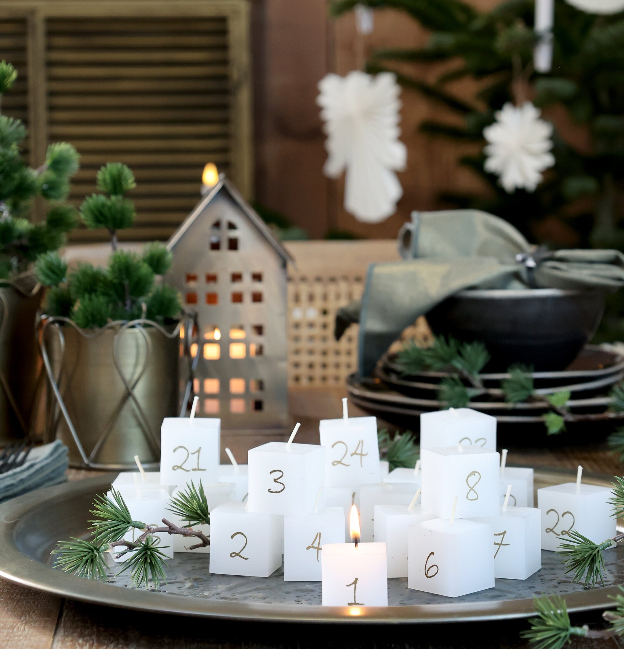 Ljuslykta Hus Antik Mässing från Chic Antique på ett bord