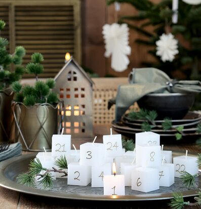 Bild av stämningsfull julscen med eleganta dekorationer