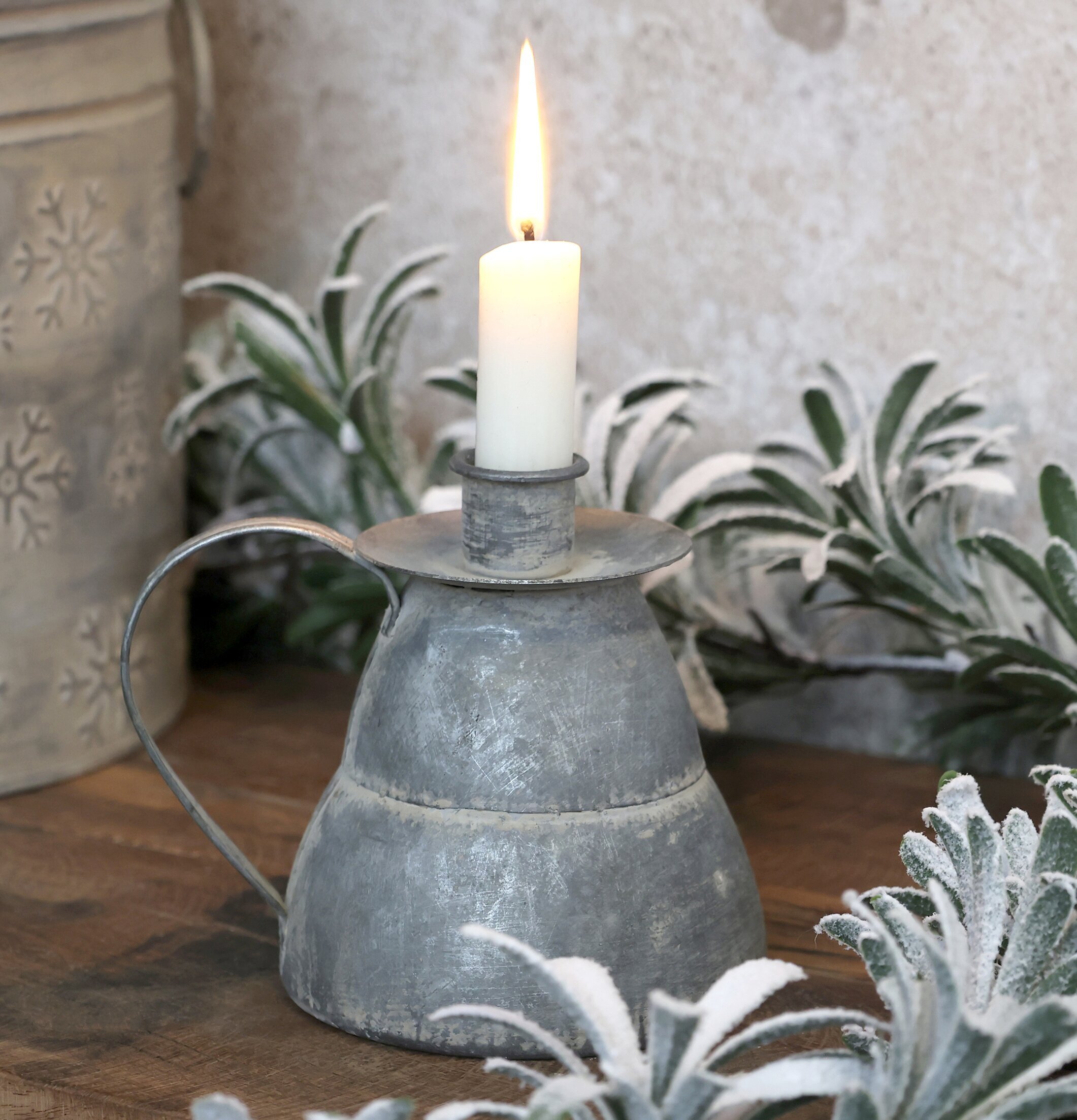 Kammarljusstake Antik Zink från Chic Antique i rustik miljö