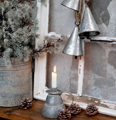 Kammarljusstake Antik Zink från Chic Antique i rustik miljö