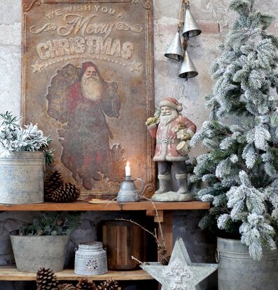 Kammarljusstake Antik Zink från Chic Antique på trähylla