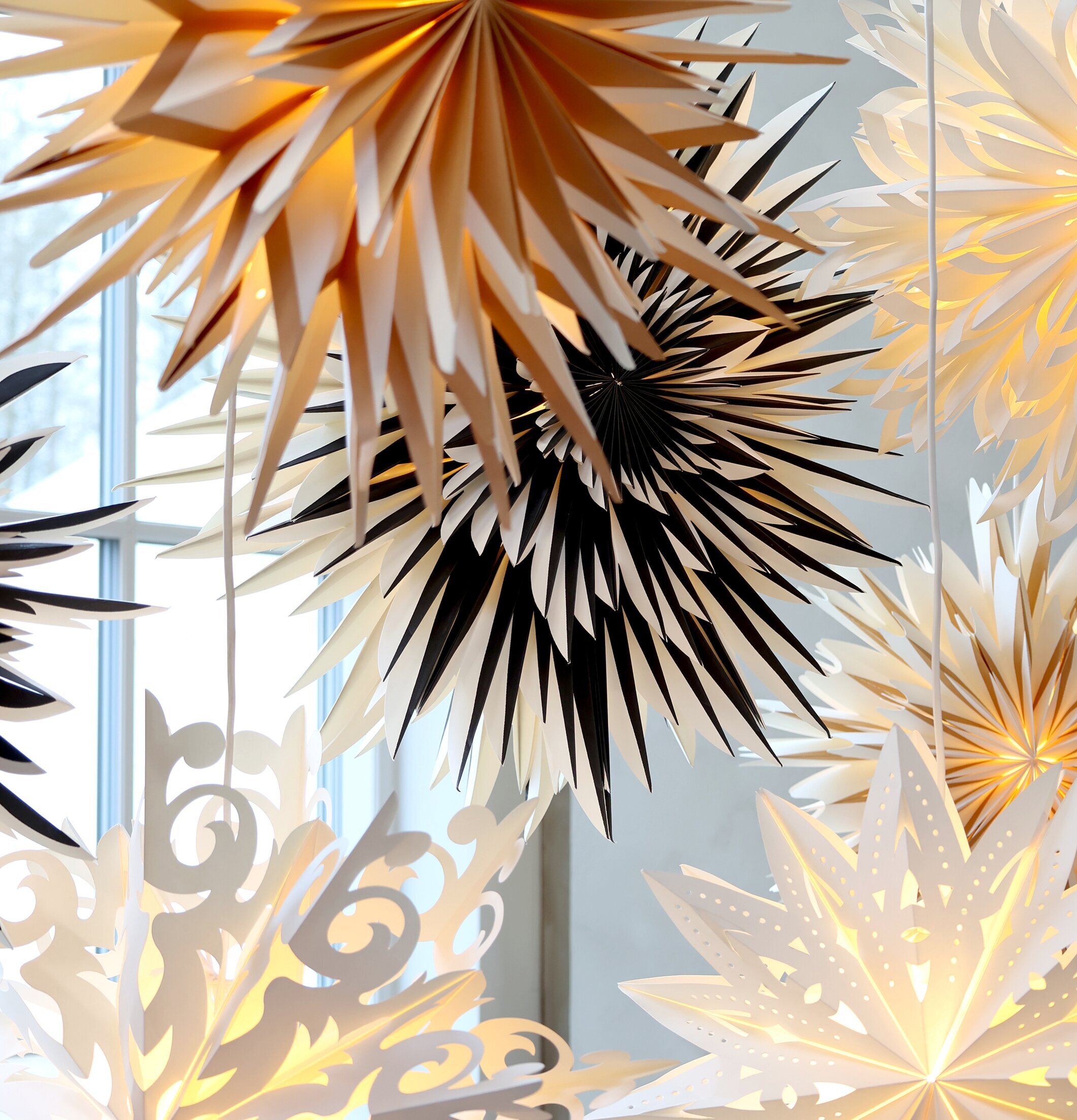 Adventsstjärna Vintage Karamell från Chic Antique i fönster