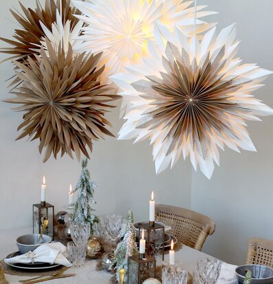 Adventsstjärna Vintage Creme från Chic Antique över middagsbord