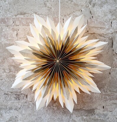 Adventsstjärna Vintage Creme från Chic Antique mot tegelvägg